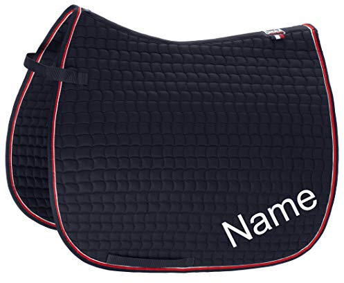 Eskadron Navy/red Cotton Dressur-Schabracke mit individuellem Namen Bestickt, Schriftart:Zürich Calligraph (Schreibschrift), Garnfarbe Maderia:Evergreen 1851