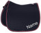 Eskadron Navy/red Cotton Dressur-Schabracke mit individuellem Namen Bestickt, Schriftart:Zürich Calligraph (Schreibschrift), Garnfarbe Maderia:Evergreen 1851