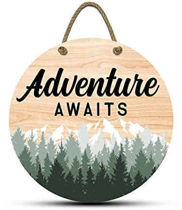 Adventure Awaits Wandschild zum Aufhängen, 30.5 cm, Holz, rund, grüne Bäume, Wald-Babyparty-Dekorationen,Hickory-hohle Designs (Abenteuer-Abenteuer-Designs Warten (Natur) al))