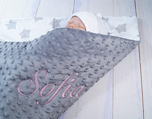 BotoBaby ★ Zweilagige Babydecke mit Namen und Datum Bestickt ★ Minky ★ Baumwolle ★ Füllung ★ (Grau - Sternen, 75 x 100 cm)