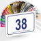 Hausnummernschild - Nummernschild aus PVC - Gravierte, personalisierbare Tafel 15 x 10 cm (Weiß mit blauer Schrift)