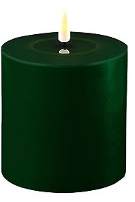 LED Kerze Deluxe Homeart, Indoor LED-Kerze mit realistischer Flamme auf einem Echtwachsspiegel, warmweißes Licht -Dunkel Grün 10 x 10 cm