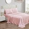 Juicy Couture Satin-Bettlaken-Set | seidig Glatte Bettlaken | Queen-Size-Bettwäsche | 4-teiliges Set beinhaltet Spannbetttuch, Bettlaken und 2 Kissenbezüge | knitterfrei und fusselfrei | Rosa