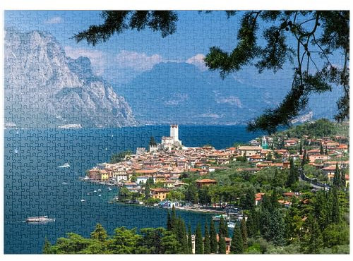 MyPuzzle Blick nach Malcesine am Gardasee mit der Scaligerburg (14/15 Jh.) - Premium 1000 Teile Puzzle - MyPuzzle Sonderkollektion von Puzzle Galaxy