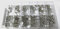 Sortimentskasten mit 240 Stück kleinen Linsenkopfschrauben nach DIN 7985 aus Edelstahl A2 (M2, M2,5, M3 und M4), PH-Kreuzschlitz, Linsenkopf. Minischrauben Sortiment inkl. beschrifteter Box