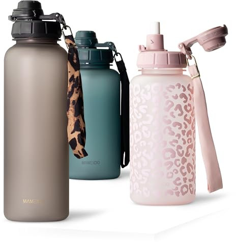 MAMEIDO Gourde 1,5l avec Paille & Marqueur de Temps de Motivation, Gourde Sport avec Dragonne, Gourde Enfant étanche, Bouteille d'eau sans BPA, Water Bottle (Urban Taupe, 1500ml)