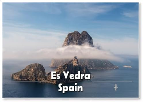 Imán para nevera con el islote de Es Vedra junto a la pequeña Es Vedranell cubierto de niebla, Cap Des Jueu, Sant Joan De Sa Talaia, Ibiza, Islas Baleares, España,