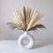 Jarrón de Cerámica para la Hierba de Las Pampas 1PC Blanco medim, Jarrones Decoración Moderno Donut Florero, para Cocina Dormitorio Sala de Estar Estantería Mesa de Comedor Oficina Regalo