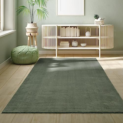 the carpet Relax Moderner Flauschiger Kurzflor Teppich, Anti-Rutsch Unterseite, Waschbar bis 30 Grad, Super Soft, Felloptik, Dunkelgrün, 240 x 340 cm