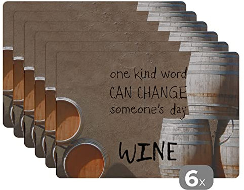 Placemats Platzdeckchen Platzset Tischset 6-teilig Tischdeko Untersetzer 45x30 cm Weinzitat EIN freundliches Wort kann den Tag von jemandem verändern Wine vor einem Hintergrund von Weinfässern