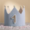 Little Goods Geburtstagskrone für Kinder - wendbare Musselin-Stoffkrone mit austauschbaren Zahlen 0-9 - Krone für Jungen und Mädchen, Pastell - Blau - Beige