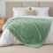 BEDELITE Kuscheldecke Flauschig Decke Groß - weiche Flanell Decken Grün 220x240 für Bett, Deko Streifen Cord Fleecedecke Salbeigrün als Tagesdecke für Schlafzimmer, XXL Blanket Wide Use