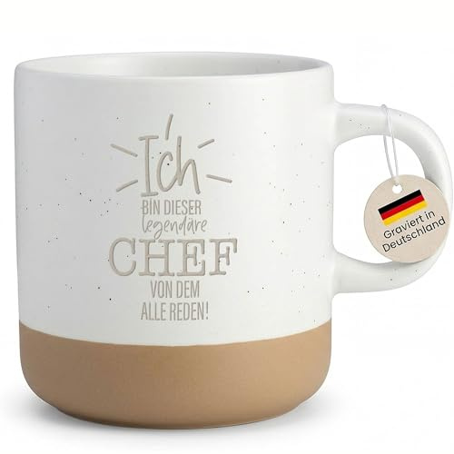Lustige Chef Tasse mit Spruch graviert, Geschenk für Chef Boss Vorgesetzten, Kaffeetasse Büro Job Arbeitskollegen Geburtstag Weihnachten, Steingut - Henkel rechts