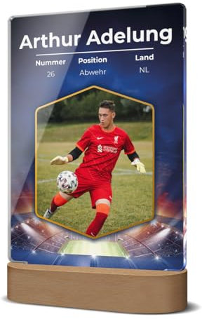 CHRISCK design Fußballkarten LED Bild personalisiert mit eigenem Foto, Namen & Daten - Fotolampe als beleuchteter Bilderrahmen - Acryl Glasfoto mit Leuchtsockel als Geschenk für Männer Papa Freund