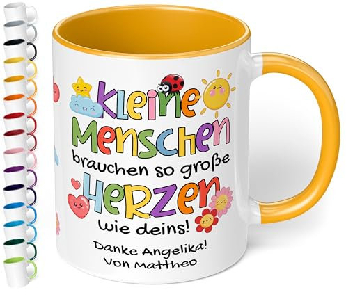 Kita Abschiedsgeschenk für Erzieher: Keramiktasse personalisiert mit Wunschtext „Kleine Menschen brauchen so große Herzen wie deins!“ - Dankeschön Kindergarten Krippe, 330ml (Goldgelb)