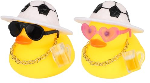 Fukaisu 2pcs Canards en Caoutchouc pour Tableau de Bord, Accessoires de Voiture Canard en Caoutchouc avec Casquette Foot, Chope Bière, Collier et Lunettes Soleil Voiture Amusante et Cool (2 Styles)