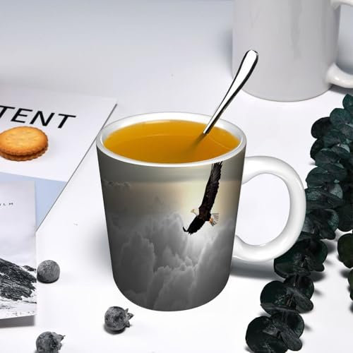 YOIUE Tasse aus Keramik - Große 11oz Tassen 330ml Kaffeetassen mit Henkel, 100% Handbemalt - Trinkgläser mit Griff - Weiß,Adler, majestätisches Geschöpf, das über den Wolken fliegt. Freiheit. Demokra