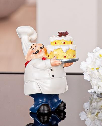 MF Dekofigur Koch Paolo mit Torte, 9,5 cm Höhe, Handbemalte Küchenfigur aus Poly, Weiß-Blau
