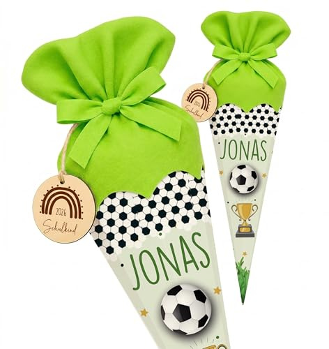 Kidsmood Fußballer Schultüte personalisiert mit Namen – Hochwertiges Bastelset inkl. Rohling, Stoff & Holzschild für Einschulung 2026 mit energischem Fußballer – Einschulungsgeschenk Jungen