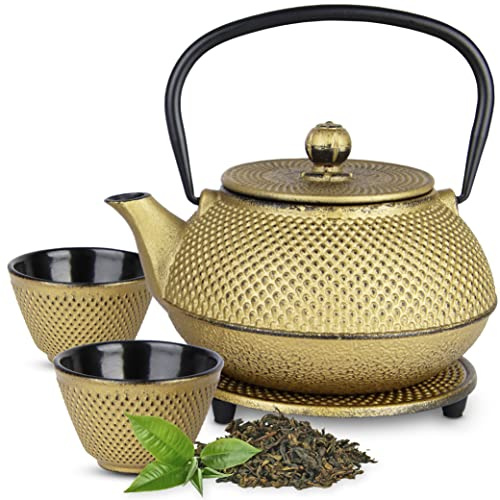 Tealøv TEIERA GHISA SET – Set Completo Teiera in Ghisa con Infusore, 2 Tazze e Sottoteiera – Interno completamente smaltato - Design Elegante in Stile Giapponese (800 ml, Oro)