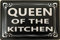Blechschild Lustiger Küchen Spruch “Queen of The Kitchen” Deko Schild Metallschild für Küche Geschenk zum Geburtstag oder Weihnachten 20x30 cm