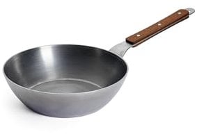 Woll – Carbon Steel Hochrandpfanne Ø 24 cm, 5 cm hoch – Karbonstahlpfanne PFAS-frei – natürlicher Antihafteffekt nach Einbrennen – Induktionspfanne – tiefe Bratpfanne mit Holzstiel