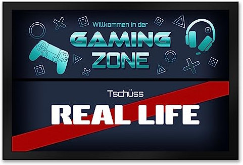 speecheese Willkommen in der Gaming Zone Tschüss Real Life Fußmatte XXL in 50x75 cm Zocken Geschenkidee Geburtstag Weihnachten Rechner Laptop Notebook Zocker Zimmer Geschenk Abenteurer