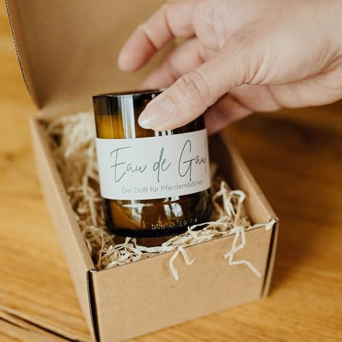 Homefarming Duftkerze Eau de Gaul - Der Duft eines perfekten Tages am Stall: mit Fellfreund, Abenteuer und Glück. Die nachhaltige und lustige Geschenkidee für alle Pferdefreunde.
