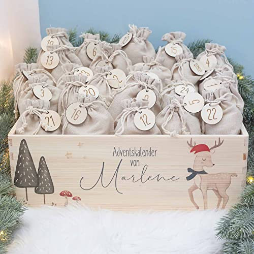 Adventskiste Adventskalender Holz Box Kalender personalisiert mit Namen DIY Weihnachtskalender für Kinder Aquarell-Motiv Reh hellomini (Mit Jutebeuteln & Nummer-Aufhängern)