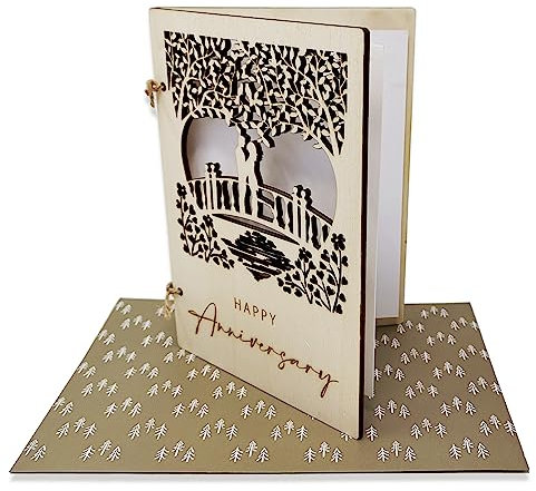 Glückwunschkarte zum Hochzeitstag aus Holz mit liebevollem Paar auf einer Brücke, detaillierte Schnitzerei (Happy Anniversary)
