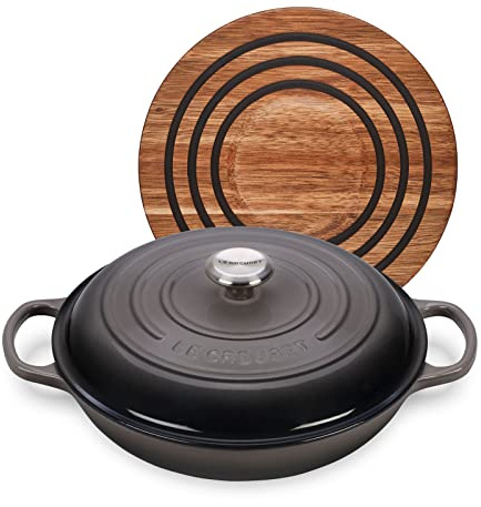 Le Creuset Signature Gusseisen-Schmorset mit magnetischem Untersetzer, 3 1/2 qt, Oyster