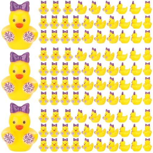 Xialvyu 100 Stück Mini Enten Harz Gelbe Kleine Enten,Kleine Cheerleader Team Enten für Puppenhaus,Mikrogarten,Landschaftsdekoration,Basteln,Ostergeschenke,Partygeschen(Lila Pompons)
