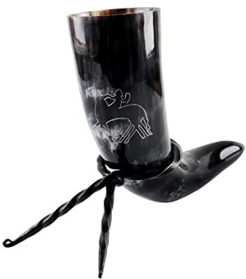 Battle-Merchant | Hochwertiges Wikinger Trinkhorn mit Ständer, Odin reitet Sleipnir Motiv | Rinderhorn, im Set mit Hornständer | Mittelalterliches Met-Horn bis zu 300ml