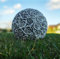 Runde Gartendekoration, Ornament Stein/Betonkugel - Rosen sind rot