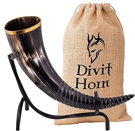 Divit Corne à boire viking authentique avec support en fer | Corne à bière médiévale authentique | Ornements en laiton et sac cadeau en toile de jute inclus | (sculptée en tourbillons, polie).