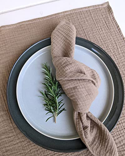Farnberg Stoffservietten Musselin, Boho Stoff Serviette aus Musslin, bügelfrei | Hochzeitsservietten | 4 Stück | 100% Baumwolle einfarbig, Uni | In Deutschland genäht | 40x40 cm | Taupe
