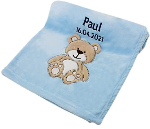 Cozy Racoon Babydecke bestickt mit Namen und Geburtsdatum | Weiche Kuscheldecke für Baby Jungen und Mädchen I Personalisiertes Geschenk zur Taufe, Geburt oder als Erstausstattung I Blaue Decke mit Bär
