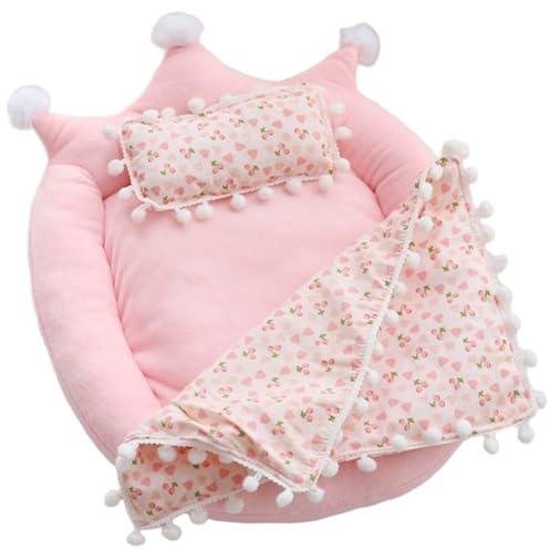 Rwigeboo Puppenbett, süßes Spielzeugbett in Kronenform mit Kirschmuster-Kissen und Decke für 20 cm große Puppen, Puppenhaus-Zubehör-Spielzeug