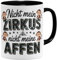 OM3® lustige Kaffee-Tasse mit Spruch - Nicht mein Zirkus nicht meine Affen - Zirkuszelt Äffchen - Statement Bürotasse IV | Keramik Becher | 325ml | Beidseitig Bedruckt | Schwarz