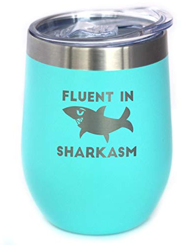 Bevvee Fluent in Sharkasm – Lustiges Hai-Weinglas mit Schiebedeckel – Edelstahl-Isolierbecher – niedliche Hai-Dekoration Geschenke – Blaugrün