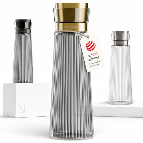 LARS NYSØM Wasserkaraffe 1l mit integriertem Sieb aus Edelstahl | Elegante Glaskaraffe mit Sieb für Saft & Limonade | Wasserkrug mit Riffel-Design für Alltag & Gäste (Graphite/Gold, 1000ml)