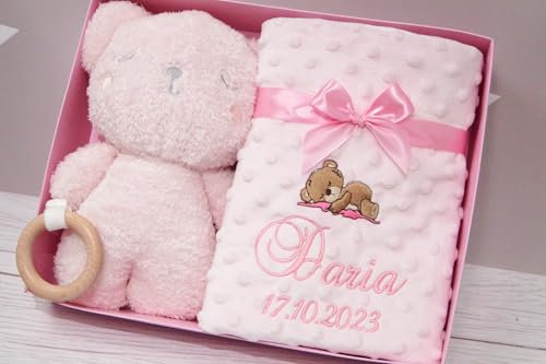BotoBaby GESCHENKSET Babydecke mit Namen und Datum Bestickt + Teddybären mit Holz-Beißring - Geschenk -Geburt - Taufe (Set 12 - Pink Teddybär)