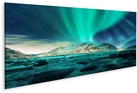 Bild auf Leinwand Aurora über verschneite Berge, Sandstrand mit Steinen. Nordlicht auf den Lofoten, Norwegen. Sternenhimmel mit Polarlicht. Nächtliche Winterlandschaft mit grünem P
