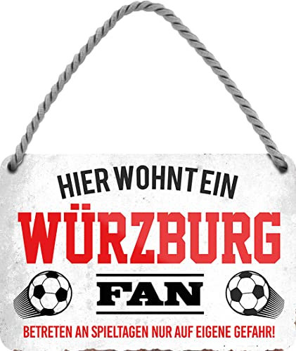 WOGEKA ART Retro Blechschild - Hier wohnt ein Würzburg Fan Fußball - witziger Spruch Geschenk-Idee Geburtstag Weihnachten Dekoration 18x12 cm Vintage-Design Hänge-Schild Metall HS1057