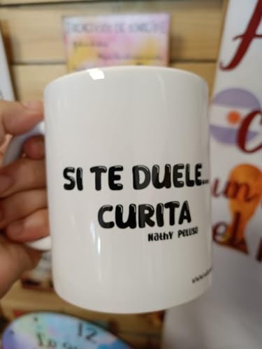 Taza de cerámica Si te duele, curita. Nathy Peluso. Grasa. Argentina. Original. Diseños propios. Personalizados.