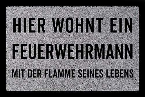 Interluxe FUSSMATTE Türmatte Hier WOHNT EIN FEUERWEHRMANN Geschenk Dekomatte Eingang Hellgrau