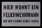 Interluxe FUSSMATTE Türmatte Hier WOHNT EIN FEUERWEHRMANN Geschenk Dekomatte Eingang Hellgrau