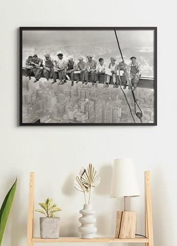 Esque - Poster in Schwarzrahmen - Lunch atop a Skyscraper - New York City - USA - Schwarz Weiß - Amerika 50x70 cm