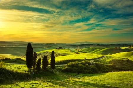 adrium Immagine in legno 60 x 40 cm: Toscana, paesaggio rurale tramonto fattoria, alberi di cipresso, campo verde, luce solare e nuvola. Volterr(45989338)