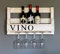 Dekorie Scaffale per vino in legno da parete – con porta bicchieri e scritta Vino, bianco, già montato, scaffale per bottiglie di vino e bicchieri da vino